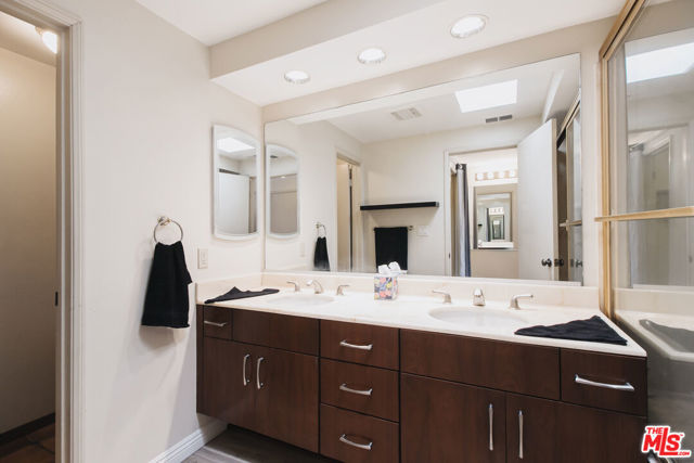 8180 Manitoba Street, Playa del Rey CA: https://media.crmls.org/mediaz/6b15c22c-e70a-407f-bdfc-403ce0ccf2fc.jpg