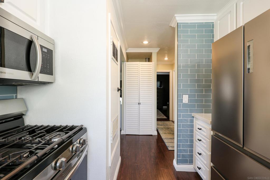 2040 Robinson - photo 9