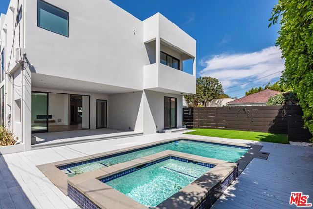 458 S Sycamore Avenue, Los Angeles CA: https://media.crmls.org/mediaz/6b162ec4-b7b9-4cc8-843d-845c6dcf35b8.jpg