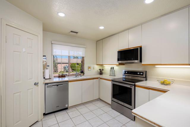 Image 14 of 47 For 78820 Runaway Bay Drive