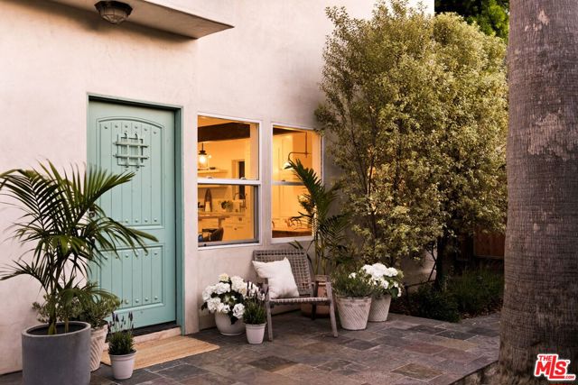 630 Brooks Avenue, Venice CA: https://media.crmls.org/mediaz/6b16719c-6839-48ae-bf49-fd593cd5891d.jpg