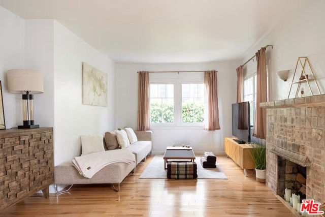 716 Sunset Avenue, Venice CA: https://media.crmls.org/mediaz/6b1996ab-be43-438e-aa4a-67b553c77910.jpg