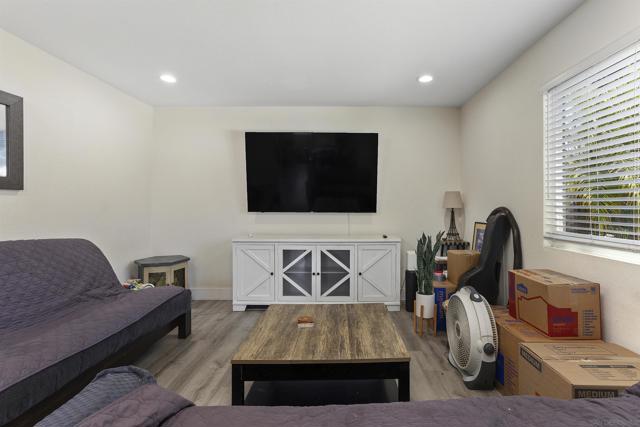 530 Calle Montecito, Oceanside CA: https://media.crmls.org/mediaz/6b19fbab-f31a-4671-9d91-be8dc198076d.jpg
