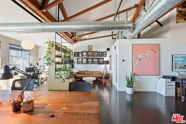 530 S Hewitt Street, Los Angeles CA: https://media.crmls.org/mediaz/6b1a14c9-dbb5-416e-9f57-011f2d6f6843.jpg