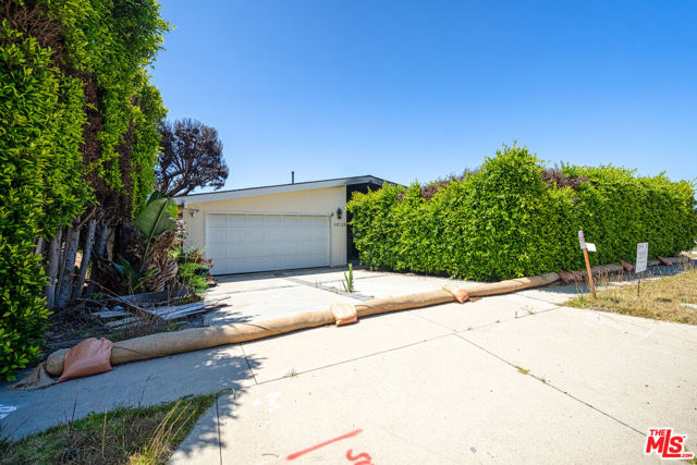 18128 Kingsport Drive, Malibu CA: https://media.crmls.org/mediaz/6b1b0bd5-753e-4481-a00e-d7b08f015d74.jpg