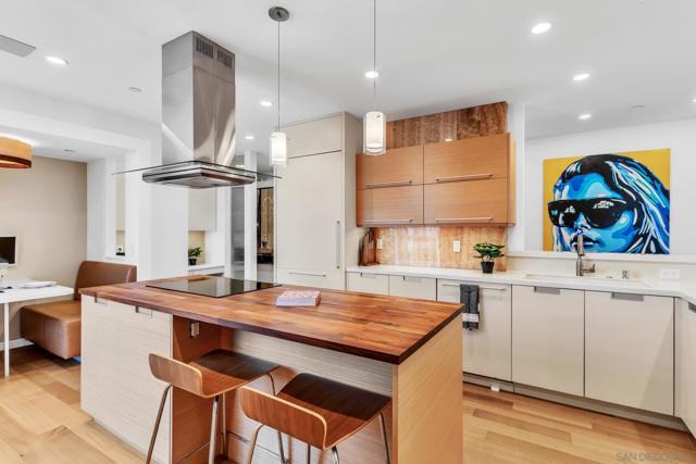 700 Front St, San Diego CA: https://media.crmls.org/mediaz/6b1b2906-e12d-4bf5-a7c5-4411a02c21cf.jpg