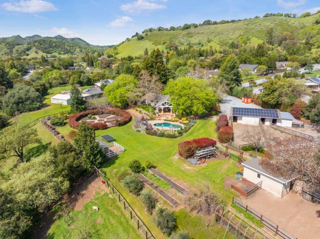 12170 Calle Uvas, Gilroy CA: https://media.crmls.org/mediaz/6b1b8308-3182-4595-985b-c1d4a090d30f.jpg