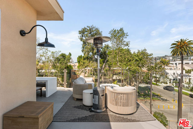 728 N Sweetzer Avenue, West Hollywood CA: https://media.crmls.org/mediaz/6b1bef6d-2131-4899-881a-f0c042f6e691.jpg