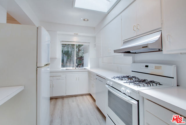 10321 Chrysanthemum Lane, Los Angeles CA: https://media.crmls.org/mediaz/6b1d68ab-7d0c-40f2-9aff-f53a4e00d48b.jpg