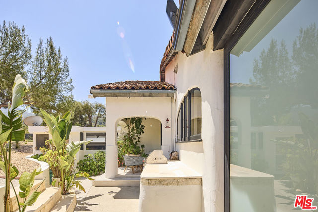 2266 Cold Canyon Road, Calabasas CA: https://media.crmls.org/mediaz/6b1d69a3-82f1-4af7-a23a-78e0ce3f7037.jpg