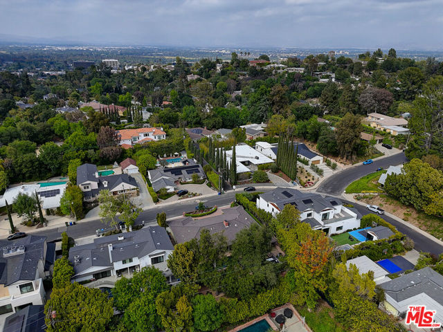 16314 Meadowridge Road, Encino CA: https://media.crmls.org/mediaz/6b1e70d2-0f0d-46f8-ae10-56648adf75db.jpg