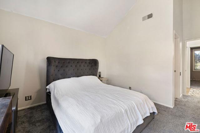 14256 Victory Boulevard, Van Nuys CA: https://media.crmls.org/mediaz/6b1eb370-5dbb-4abd-bbc5-9d56d7cfb37e.jpg