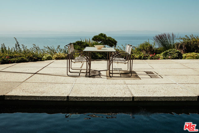 8 Sea Cove Drive, Rancho Palos Verdes CA: https://media.crmls.org/mediaz/6b203ebc-892b-46d2-b742-de16367bfcdc.jpg