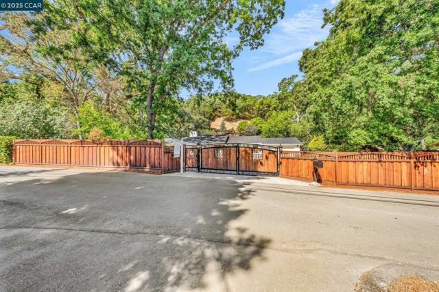 205 Castle Hill Ranch Rd, Walnut Creek CA: https://media.crmls.org/mediaz/6b204c36-c593-49b0-a345-c69738cba94b.jpg