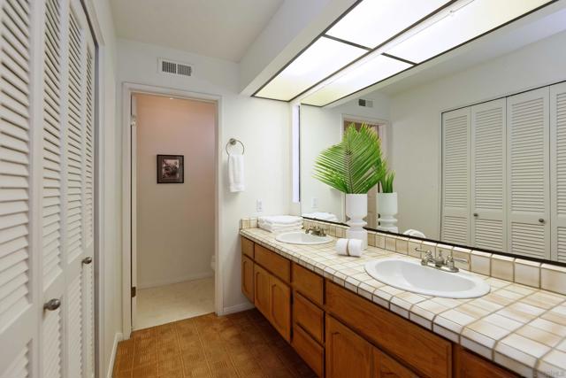 7020 Snapdragon Dr, Carlsbad CA: https://media.crmls.org/mediaz/6b20538b-3810-44fd-ab74-00757dc2bbab.jpg
