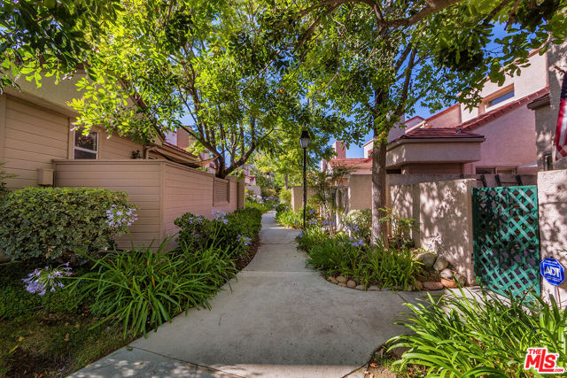 1017 Via Colinas, Thousand Oaks CA: https://media.crmls.org/mediaz/6b2086da-6666-49f4-9130-f90bf5de76d7.jpg