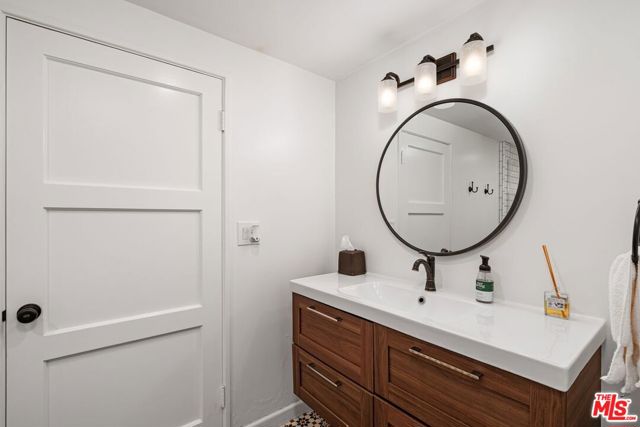 15257 Encanto Drive, Sherman Oaks CA: https://media.crmls.org/mediaz/6b2203de-b7b0-4c54-aa44-1669cd670e63.jpg