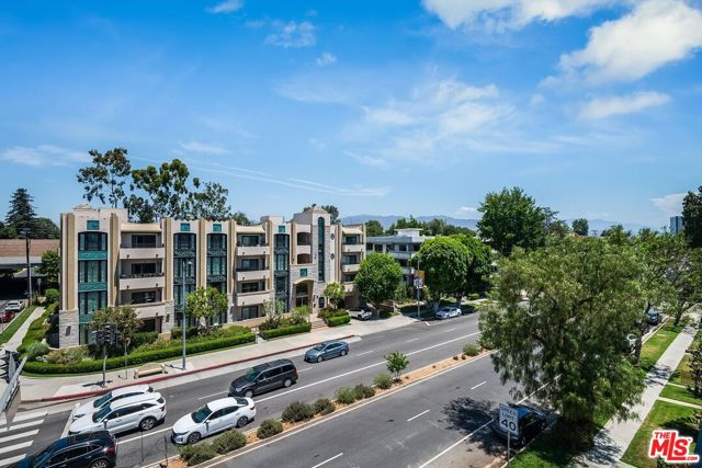 10352 Riverside Drive, Toluca Lake CA: https://media.crmls.org/mediaz/6b233f00-a629-4112-8576-d940876ad9fb.jpg