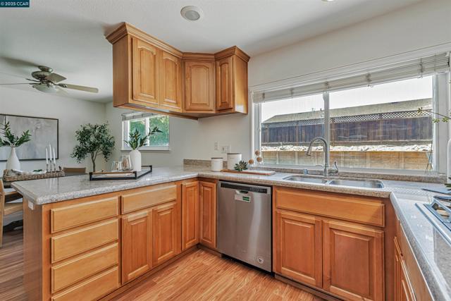9597 Davona Dr, San Ramon CA: https://media.crmls.org/mediaz/6b256c73-ebdc-4ee7-bd52-b75715fb9611.jpg