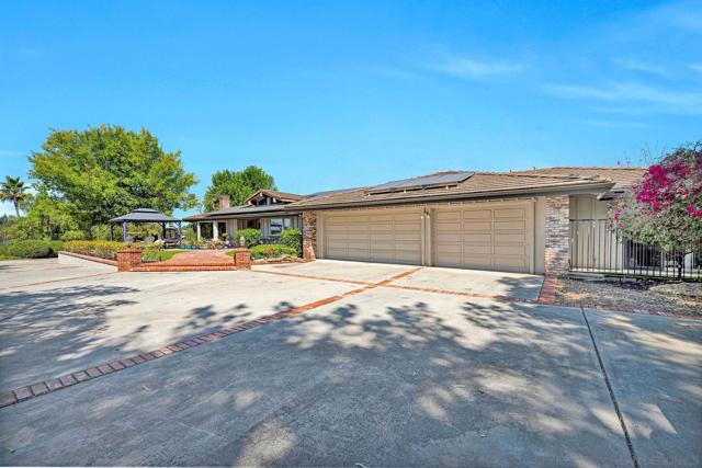 17505 Corte Lomas Verde, Poway CA: https://media.crmls.org/mediaz/6b265253-067d-4a0a-97c6-eeaf7d3248c2.jpg