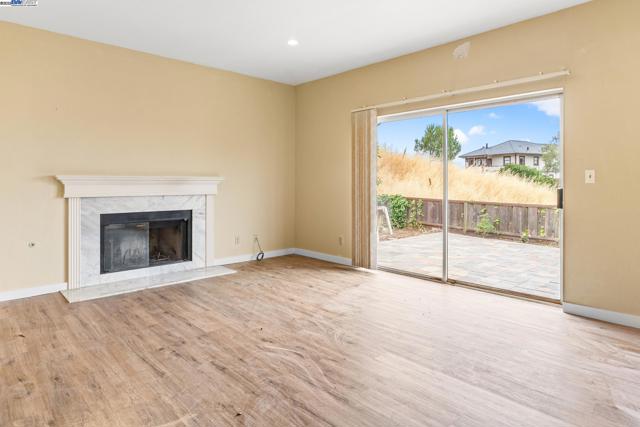 104 Bridgeview Ct, Crockett CA: https://media.crmls.org/mediaz/6b2682be-0e0c-4ec1-a5ba-959393471e55.jpg
