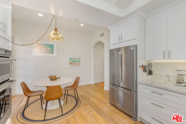 11963 Mayfield Avenue, Los Angeles CA: https://media.crmls.org/mediaz/6b26e420-c683-4ace-bd52-cd4f44277ef7.jpg