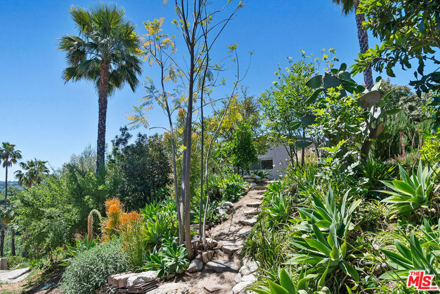 16840 Oak View Drive, Encino CA: https://media.crmls.org/mediaz/6b275a47-0f87-49f9-a7c8-41321aaef5f1.jpg