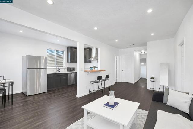2020 17Th Ave, Oakland CA: https://media.crmls.org/mediaz/6b2779c9-c989-49da-8823-e3f998aa39fc.jpg