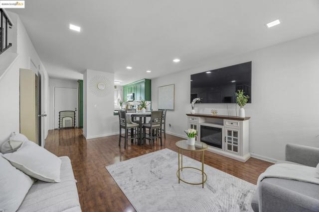 21564 Meekland ave, Hayward CA: https://media.crmls.org/mediaz/6b2866c8-571f-4437-b304-caf6fcb0cc81.jpg