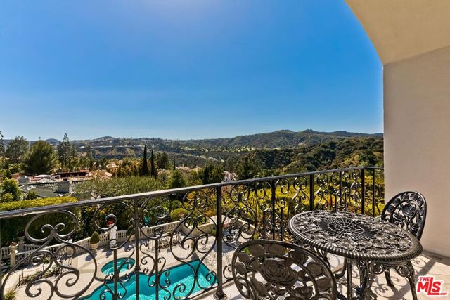 2327 Weybridge Lane, Los Angeles CA: https://media.crmls.org/mediaz/6b292dfa-7f03-4dd1-bd16-89bc55612fa9.jpg