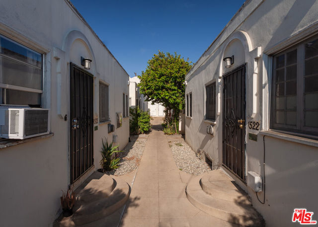 1520 Menlo Avenue, Los Angeles CA: https://media.crmls.org/mediaz/6b29da25-aa85-4e2e-ac82-a0a511f44e24.jpg