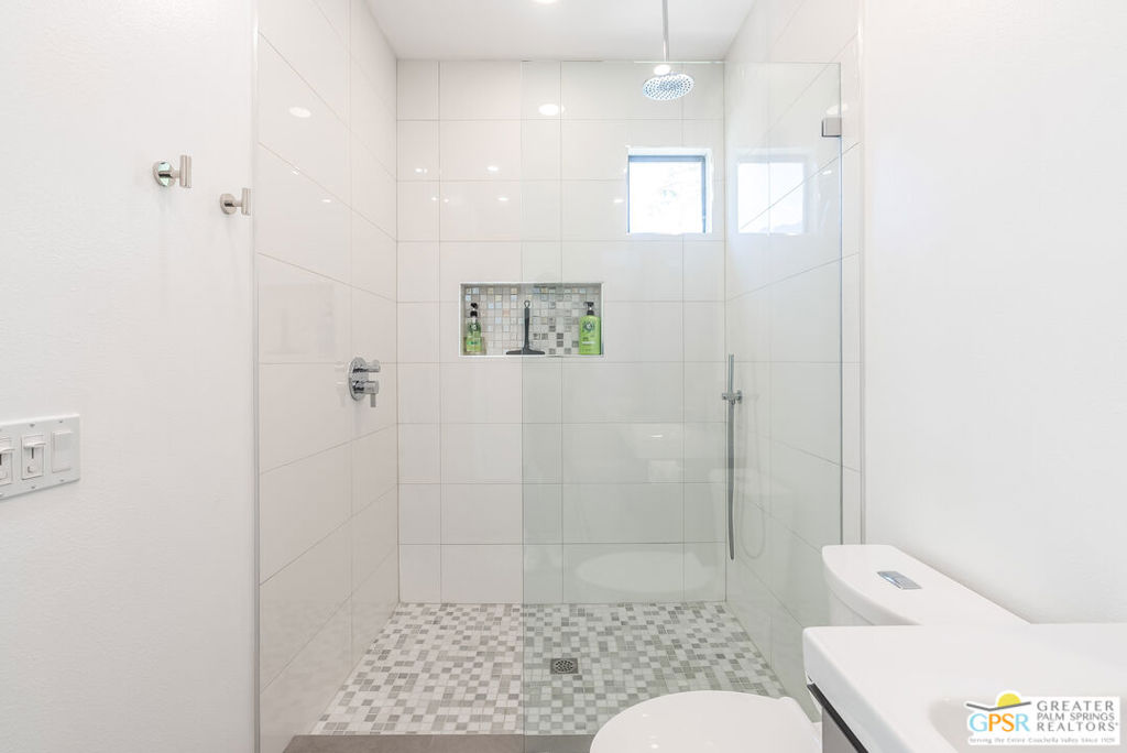 https://media.crmls.org/mediaz/6b2a8ab4-61be-4fda-978b-bf8be8410dd5.jpg?preset=X-Large