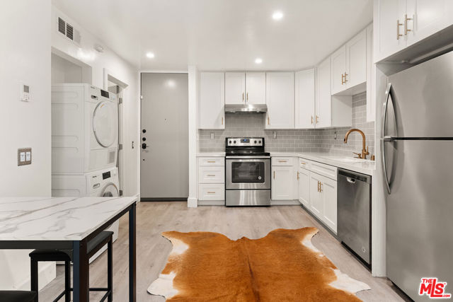532 N Rossmore Avenue, Los Angeles CA: https://media.crmls.org/mediaz/6b2be689-58a8-4def-b1ed-c9806647806d.jpg