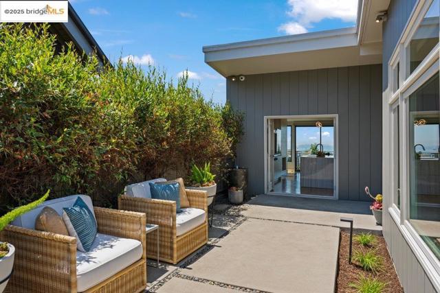 310 Pacific Ave, Piedmont CA: https://media.crmls.org/mediaz/6b2c9941-c95a-441e-99b6-6719fd5cfafb.jpg