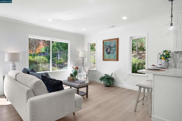 2933 Ptarmigan Dr, Walnut Creek CA: https://media.crmls.org/mediaz/6b2da6c5-614b-4ba7-8136-cc623c9501d9.jpg