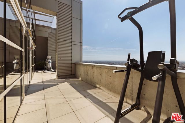 1155 S Grand Avenue, Los Angeles CA: https://media.crmls.org/mediaz/6b2dc7cb-343b-4552-b22a-1d622962ccb9.jpg