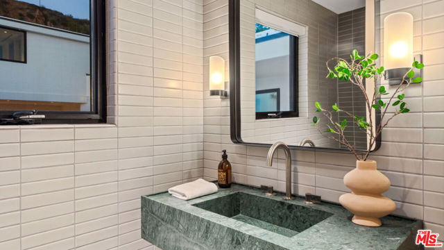 31388 Broad Beach Road, Malibu CA: https://media.crmls.org/mediaz/6b2dd667-4175-49a5-8aee-449ca5ef75ec.jpg
