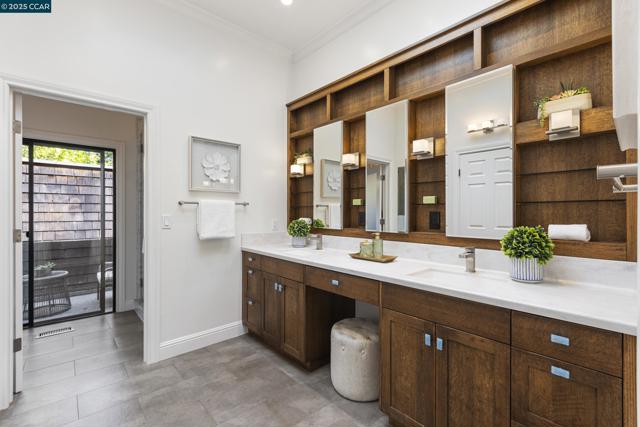 25 Watchwood Ct, Orinda CA: https://media.crmls.org/mediaz/6b2e1cf6-b2e8-4b90-bcc8-ed9f94b8bcdf.jpg