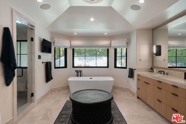 7651 Willow Glen Road, Los Angeles CA: https://media.crmls.org/mediaz/6b2ebc80-b57e-4dcf-96ea-3ec958c0bc40.jpg