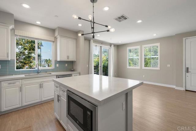 Detail Gallery Image 14 of 39 For 1105 Hibiscus Way, Oceanside,  CA 92054 - 3 Beds | 2/1 Baths