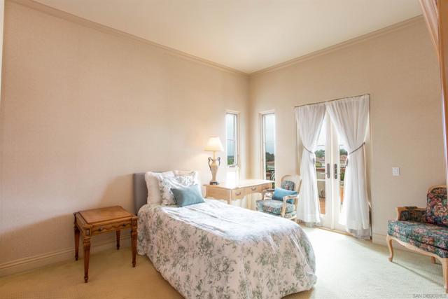 7206 Aviara Drive, Carlsbad CA: https://media.crmls.org/mediaz/6b305f76-633c-43e9-91bd-ed02ced339e9.jpg