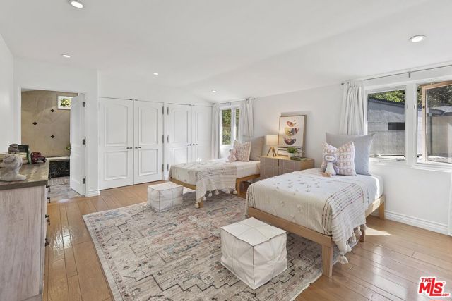 1549 Lindacrest Drive, Beverly Hills CA: https://media.crmls.org/mediaz/6b3104a8-250f-4475-a745-557fc29300a0.jpg