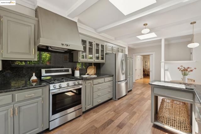 2181 Andrews St, Oakland CA: https://media.crmls.org/mediaz/6b315017-9b3b-480c-8c23-0f43caf2f401.jpg
