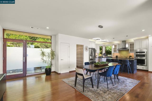 68 Terrace Rd, Walnut Creek CA: https://media.crmls.org/mediaz/6b31a2be-d65e-4ce8-bc81-10be0f5aeec7.jpg