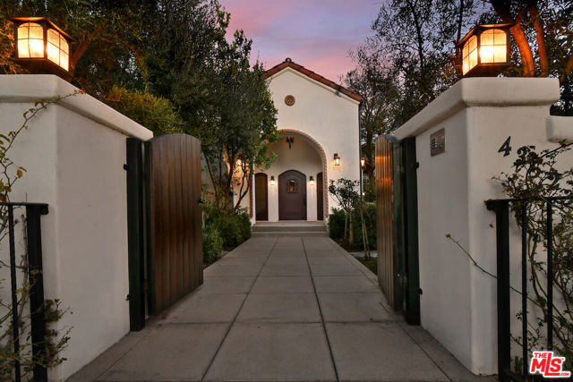 4352 Forman Avenue, Toluca Lake CA: https://media.crmls.org/mediaz/6b31b679-0685-4519-b12a-f30fc98f0060.jpg