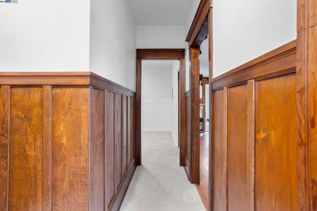 857 Athens Ave, Oakland CA: https://media.crmls.org/mediaz/6b321d69-3bf7-4937-8d4d-89de94053678.jpg