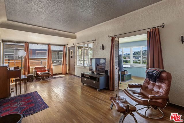 3526 Griffin Avenue, Los Angeles CA: https://media.crmls.org/mediaz/6b32c5fd-794e-426e-89f6-19fa2ccdc374.jpg