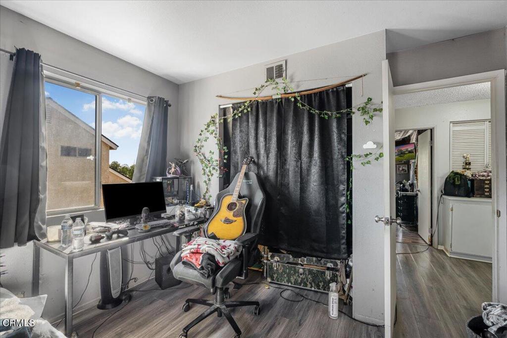 https://media.crmls.org/mediaz/6b330492-557f-4126-b064-5d66fd5536a3.jpg?preset=X-Large