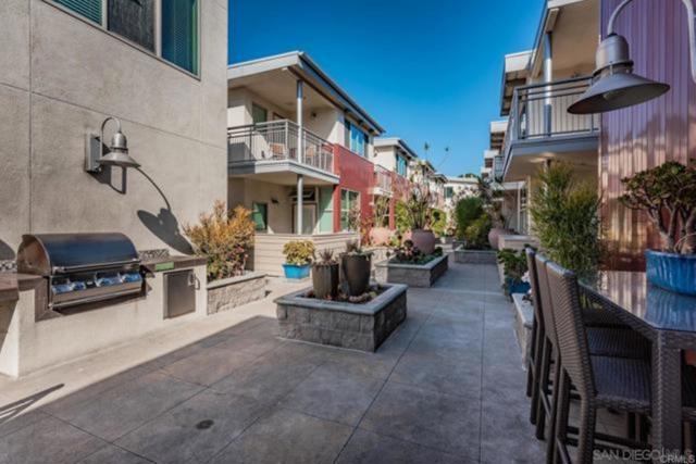 687 S Coast Highway, Encinitas CA: https://media.crmls.org/mediaz/6b334200-7a13-4f14-9098-1b78d94ecb11.jpg