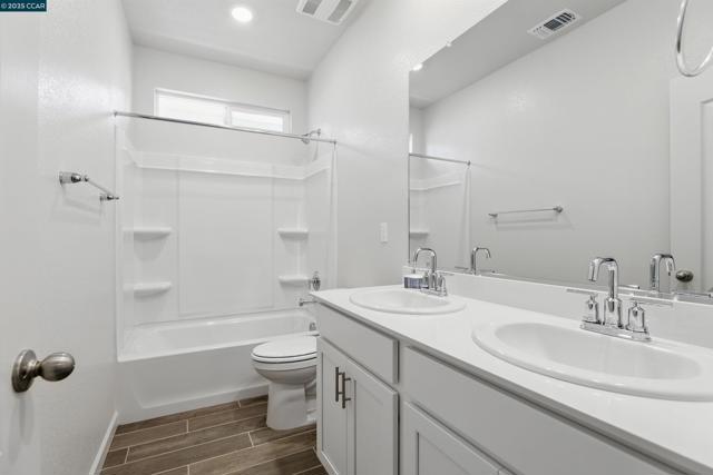4105 Markovich Ct, Richmond CA: https://media.crmls.org/mediaz/6b33c1f8-4b6f-410b-a0ba-db0de657b436.jpg